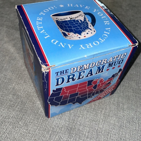 Democratic Dream: Heat Changing Mug - Picture 4 of 10